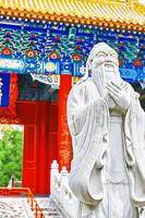 standbeeld van confucius, de grote Chinese filosoof. foto