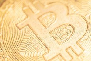 bitcoin close-up roestig zwart vuil geïsoleerd op witte achtergrond cryptocurrency slechte zwendel. val van de cryptocurrency foto