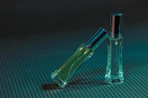 parfumflesje op tafel, zwarte achtergrond foto