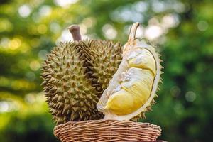 durian gerijpt en vers, durian schil met gele kleur op houten tafel. foto