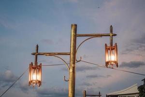 vintage oude lamp in de schemering, zonsonderganglamp, blauwe lucht foto