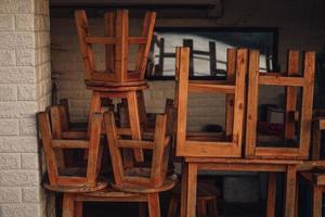 vintage oude stoelen op elkaar gestapeld foto