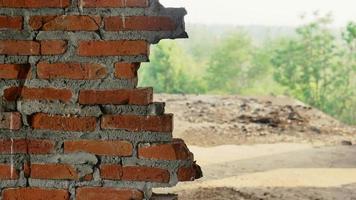 onconventionele bouwplaats het metselwerk was verwaarloosd, onverantwoord, vorderde niet, slechts half af. sommige delen hadden de muren ruwe oppervlakken. foto