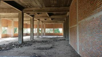 een gebouw verlaten als gevolg van een mislukte constructie. foto