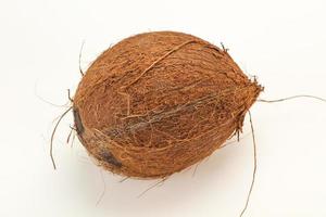 rijpe kokosnoot geïsoleerd op wit foto