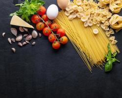 gemengde gedroogde pasta selectie op stenen achtergrond foto