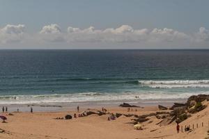 de golven die vechten om de verlaten rotskust van de Atlantische Oceaan, portugal foto
