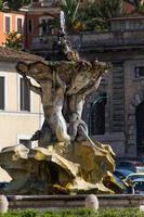 fontein en tempel van vesta, rome, italië foto