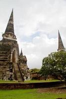 pagode bij wat chaiwattanaram tempel, ayutthaya, thailand foto