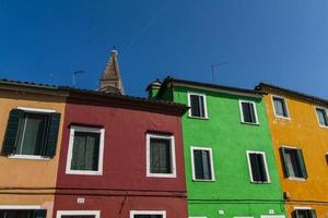 de rij kleurrijke huizen in burano street, italië. foto