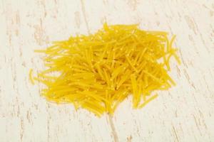 droge rauwe vermicelli Italiaanse pasta foto