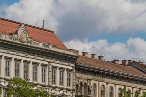 typische gebouwen 19e eeuw in de burchtwijk van buda in budapest foto