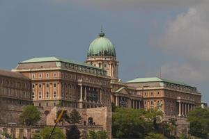 historisch koninklijk paleis in boedapest foto