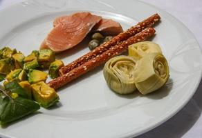 zalm met avocado en artisjok foto