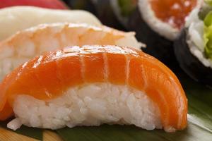 de samenstelling van nigiri sushi foto