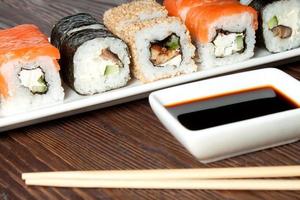 sushi assortiment op witte schotel foto