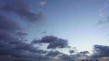 het panoramische uitzicht op de zonsonderganghemel met de kleurrijke wolken in de lucht foto