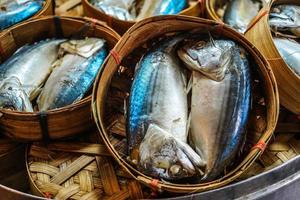 close-up van de beroemde thai traditionele gestoomde makreel vis in mand bamboe of rieten mand in thailand markt. foto