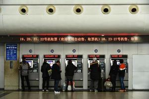 Yiwu, China - 29 december 2017 op het treinstation koopt de passagier kaartjes bij de automatische treinkaartjesmachine. foto