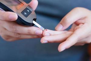 bloedglucose testen op diabetes foto