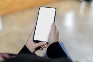 smartphone leeg scherm, persoon die smartphone vasthoudt en naar leeg scherm kijkt, mockup-scherm voor verdere bewerking kan in verschillende taken worden gebruikt. ruimte kopiëren. foto