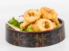 diep beslag gefrituurde inktvisringen calamares met groene salade foto