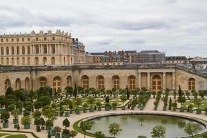 beroemde paleis versailles in de buurt van parijs, frankrijk met prachtige tuinen foto