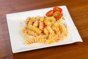 Italiaanse lentepasta met tomatensaus foto