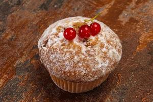 zoete smakelijke muffin met rode aalbessen foto