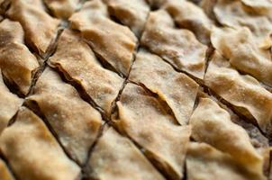 baklava, Turks dessert gemaakt van dun gebak, noten en honing. foto