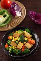 gebakken tofu met groenten. foto