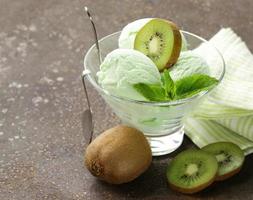 fruit romig ijs met groene kiwi en munt foto