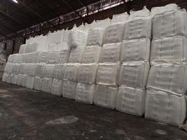 chemische meststof ureum voorraad stapel jumbo-bag in magazijn wachten op verzending foto