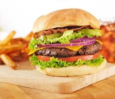 hamburger met frietjes en frisdrank foto