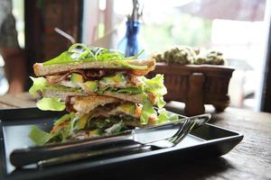 sandwiches met ontmoeten en groenten op houten achtergrond