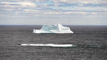 grote ijsberg gezien drijvend op de labradorzee genomen vanaf een pad, newfoundland, canada foto