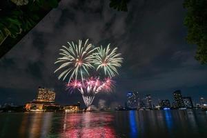 vuurwerk op de rivier in de donkere lucht foto