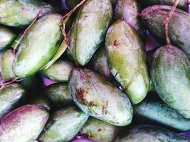 veel mango's op de straatmarkt en supermarkt. oogst van de landbouw. Aziatisch fruit foto