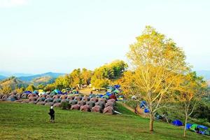 veel tenten zijn in het sri nan nationaal park, thailand. reizen en kamperen met blauwe lucht en wolken op de berg foto