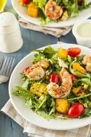 gezonde salade van garnalen en rucola