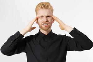 man hoofdpijn geïsoleerd, mannen hoofdpijn, portret van een zieke man met migraine geïsoleerd over wit foto