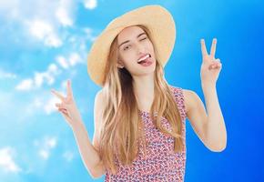 positieve dame in zomerhoed die zich voordeed op blauwe achtergrond foto