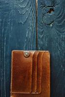 lederen handgemaakte ambachtelijke vintage portemonnee op grijze houten achtergrond foto