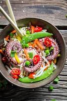 octopus met groenten en noedels
