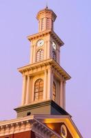 klokkentoren in het centrum van Baltimore tijdens de vroege winterochtend. foto