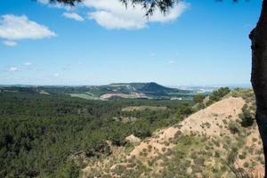 uitzicht op de skyline van madrid vanaf een heuvel in los cerros park, in alcala de henares. Spanje foto