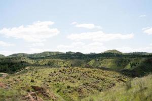 prachtig landschap bij cerros park, in alcala de henares. groene heuvels, blauwe lucht. Madrid. foto