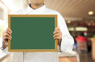 chef-kok die schoolbord laat zien foto