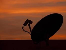 silhouet van satellietschotel foto