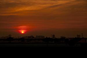 zonsondergang in de stad foto